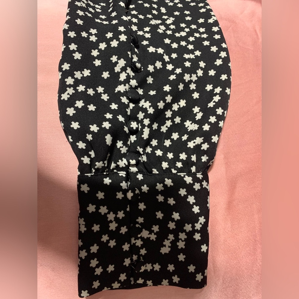 Express Black and White womens top full sleeve size US M Floral print - Picture 5 of 5